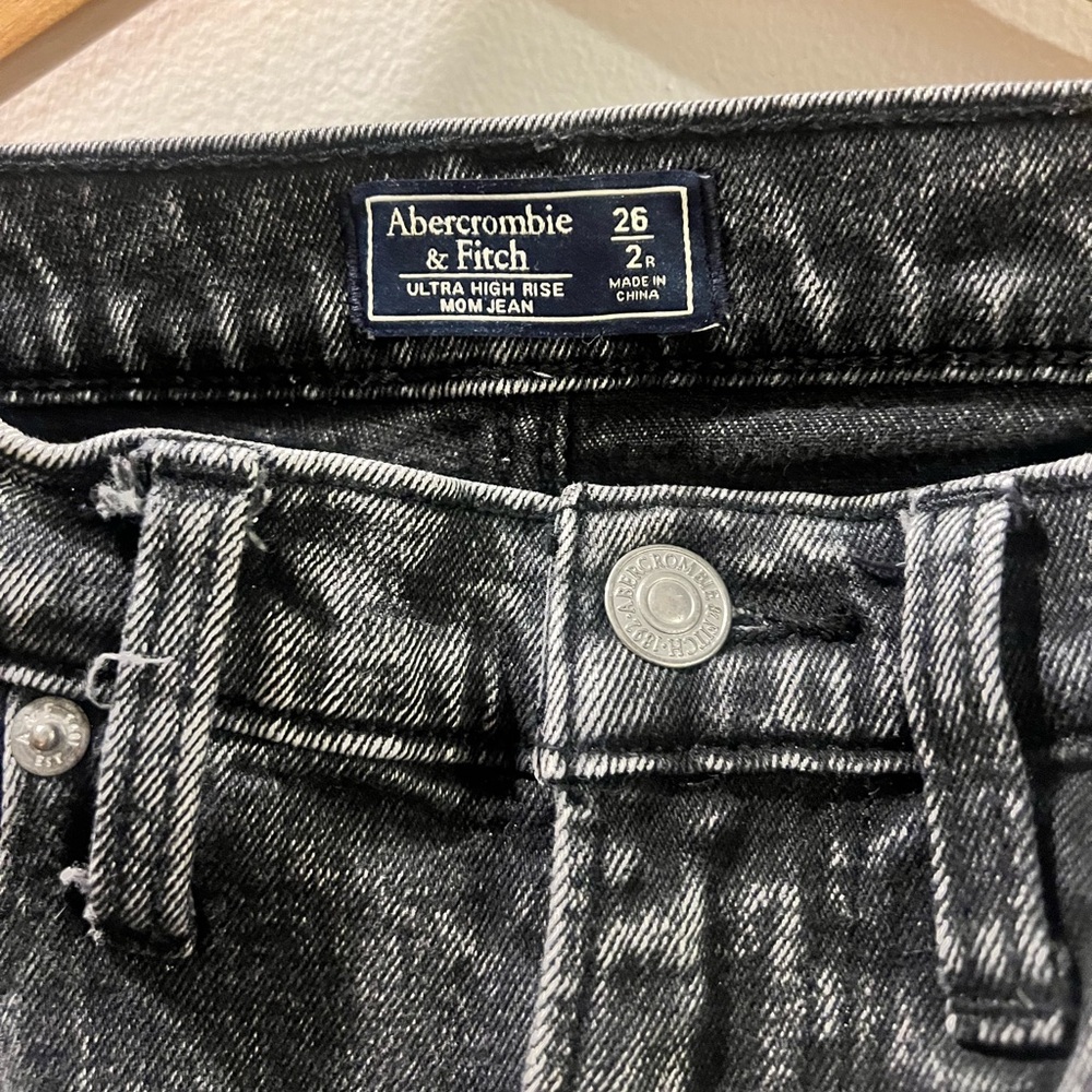 2/26 Abercrombie ultra high rise mom jeans zipper side